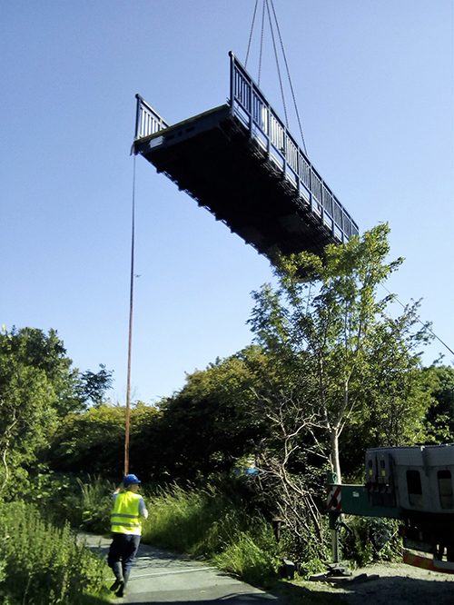 Fahrrad- und Fußgängerbrücke aus kohlenstofffaserverstärktem Kunststoff (CFK) in Sassnitz: Einfacher Aufbau der 24 m langen Brücke in nur 4 Stunden. Eine kostengünstige, wartungsfreie und klimaschonende Lösung mit einer sehr langen Lebensdauer von über 100 Jahren. (© BaltiCo GmbH)