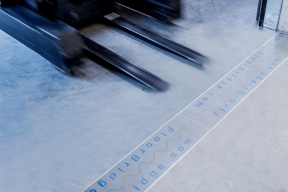 Böden in Parkhäusern oder Industriebauten sind besonderen Beanspruchungen infolge hoher Punktlasten oder dauerhaft hoher Belastung ausgesetzt. Eine Schwachstelle sind hier die Dehnungsfugen. Innovative Fugenprofile in Carbonfaser-Verbundbauweise ermöglichen bei geringer Profildicke sehr hohe Druck- und Biegezugfestigkeiten und können ohne Schraubverbindungen nahtlos eingefügt werden. (© FloorBridge International GmbH)