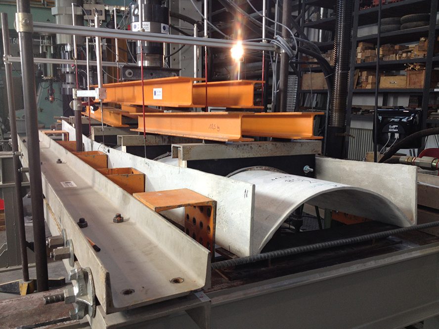 Leichtes mittragendes Schalungselement für hochleistungsfähige Deckensysteme aus einem neuen Faserverbundwerkstoff: Carbonbewehrter, feinbetongetränkter Vliesstoff (NTRC – Nonwoven Textile Reinforced Concrete. Vorteile: geringe Transportlasten, einfaches Handling, leicht anpassbar an jeweilige Anforderungscharakteristik. Abmessungen 4,50 m Länge, 60 cm Breite, 20 cm Höhe und 12 mm Wanddicke. Hier im Großlastversuch. Im Gebrauchszustand Auffüllung mit Leichtbeton. (© BCS Natur- und Spezialbaustoffe GmbH)