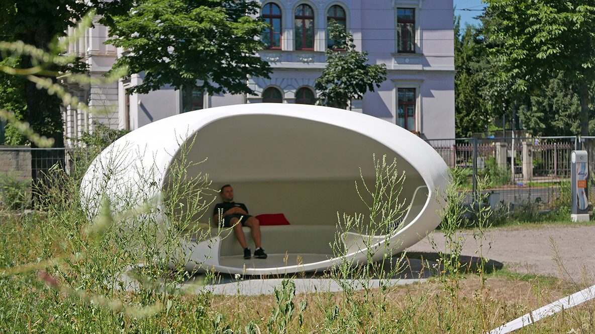 Mehrfach gekrümmtes Schalentragwerk: Carbon Pavillon in Dresden als Beispiel für eine neue Architektursprache mit Faserverbundwerkstoffen. Carbonbeton ist formbar, filigran, ästhetisch, leicht und nachhaltig. Gegenüber einer Lösung aus Stahlbeton konnte eine Materialeinsparung von 80 % erreicht werden. (© texton e.V.)