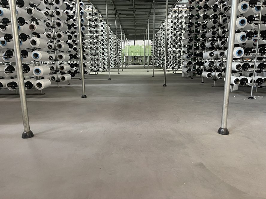 Rund 3.300 m² Industrieböden mussten in einer Produktionshalle erneuert werden. Im Kostenvergleich »Carbonbeton versus Stahlbeton« ergab sich nach Sanierungsanforderungen ein Preisvorteil von circa 20 bis 30 Prozent zugunsten von Carbonbeton. Fazit nach 1 Jahr sind völlig unversehrte Böden von einer Belastung mit bis zu 15 t schweren Maschinen und Staplerverkehr: Carbonbeton zeigt ein sehr duktiles Verhalten und spielt aufgrund seiner Leistungsfähigkeit bei Industrieböden seine Vorteile voll aus. (© Hitexbau GmbH)