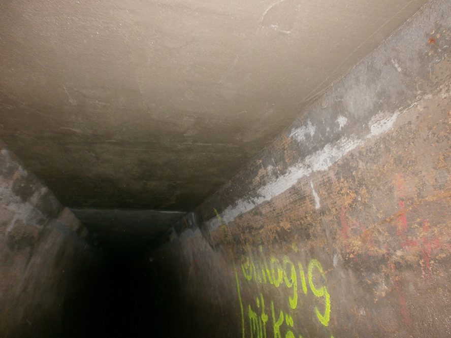 Kanalsanierung mit korrosionsfreiem Carbonbeton – hier: begehbarer Abwasserkanal nach der Sanierung. Eine Sanierung mit Stahlbeton hätte den Durchflussquerschnitt unzulässig eingeengt. Sowohl für die Sanierung als auch für Tragwerksverstärkungen reichen mit Carbonbeton selbst in aggressiver Umgebung minimale Schichtdicken aus. Die sich daraus ergebenden Materialeinsparungen tragen letztendlich auch zur Verringerung klimaschädlicher Emissionen bei. (© Kanal-Services Dresden GmbH)