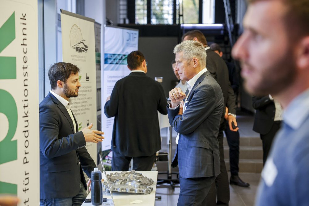 Die Gäste informierten sich in den Pausenzeiten in der Ausstellung über die aktuellen Entwicklungen und Technologien im Leichtbau und knüpften neue Kontakte