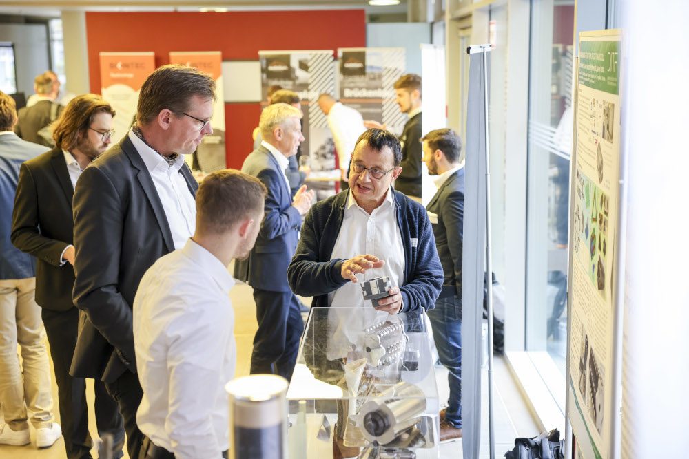 Die Gäste informierten sich in den Pausenzeiten in der Ausstellung über die aktuellen Entwicklungen und Technologien im Leichtbau und knüpften neue Kontakte