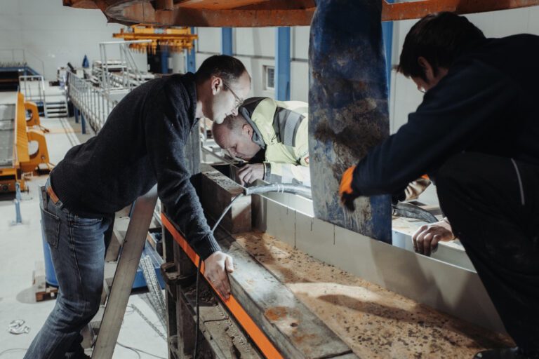 Betonage der gekrümmten Surfwelle im Betonwerk Lauter. Bild: Matthias Leo