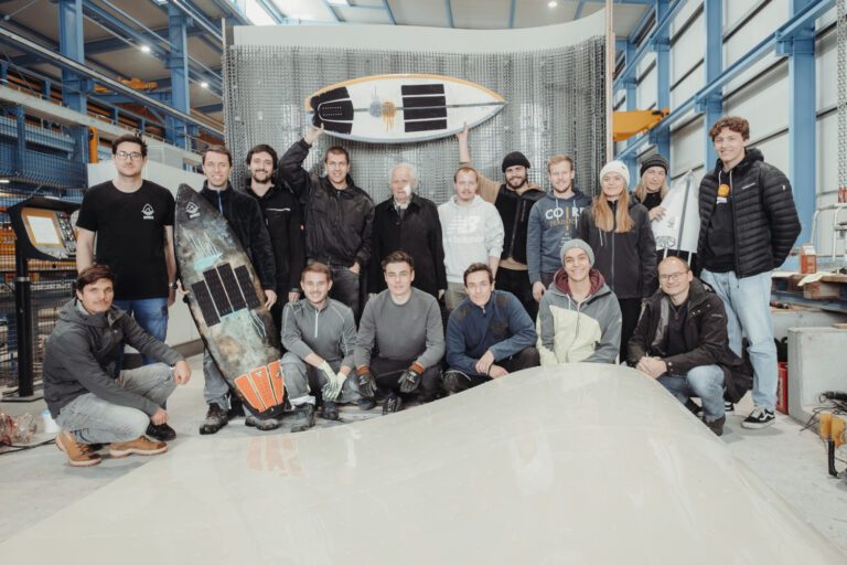 Gruppenbild aller an der Surfwelle Beteiligten. Bild: Matthias Leo