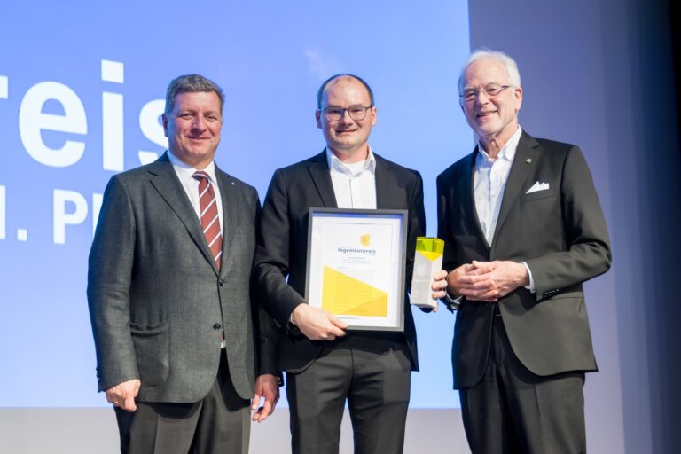 Bayerns Bauminister Christian Bernreiter (links) und der Präsident der Bayerischen Ingenieurekammer-Bau, Prof. Dr.-Ing. Norbert Gebbeken (rechts), zeichneten die Technische Hochschule Augsburg mit dem 1. Platz des Bayerischen Ingenieurpreises 2025 aus. Den Preis für das gesamte Team der Surfwelle Augsburg nahm Prof. Dr.-Ing. Sergej Rempel von der Fakultät für Architektur und Bauwesen entgegen. Bild: Matthias Hase