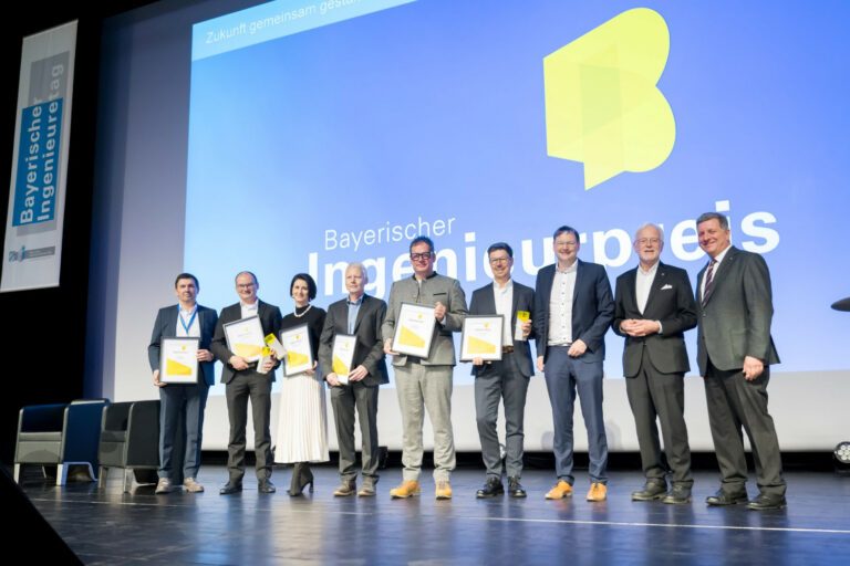 Bayerischer Ingenieurpreis 2025: Die Preisträger und Nominierten gemeinsam mit dem Juryvorsitzenden, dem Bayerischen Bauminister und dem Präsidenten der Präsident der Bayerischen Ingenieurekammer-Bau Bild: Matthias Hase