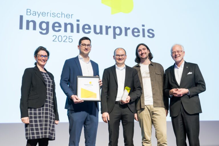von rechts: Präsident der Bayerischen Ingenieurekammer-Bau, Prof. Dr.-Ing. Norbert Gebbeken, Korbinian Ableitner, Alumni der THA, Prof. Dr.-Ing. Sergej Rempel, Experte für Carbon-Recyclingbeton / Fakultät für Architektur und Bauwesen der THA, Maximilian Lauter, Alumni der THA / Firma Lauter Beton, Bobingen, Jessica Hövelborn, Pressereferentin für Forschung / THA. Bilder: Matthias Hase