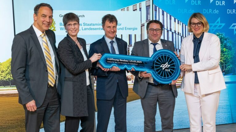 Am 25. März 2025 wurde die neue Heimat des DLR-Instituts für Test und Simulation für Gasturbinen (SG) in Augsburg mit einer symbolischen Schlüsselübergabe feierlich eröffnet. Von links: Prof. Stefan Reh, Stellvertretender Direktor und Gründungsdirektor des DLR-Instituts SG, Prof. Sabine Ardey, Direktorin des DLR-Instituts SG, Dr. Markus Fischer, DLR-Bereichsvorstandsmitglied Luftfahrt, Tobias Gotthardt, Staatssekretär im Bayerischen Staatsministerium für Wirtschaft, und Eva Weber, Oberbürgermeisterin der Stadt Augsburg. Credit: © DLR