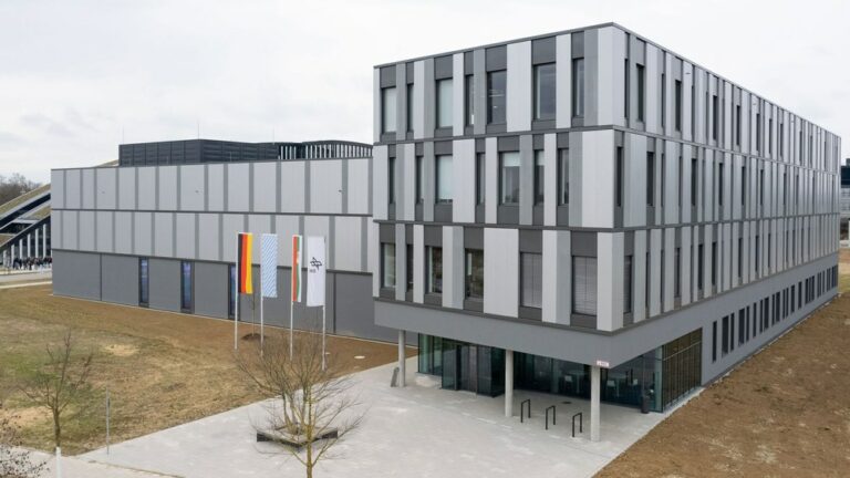 Das DLR-Institut für Test und Simulation für Gasturbinen eröffnete am 25. März 2025 sein neues Institutsgebäude in Augsburg. Herzstück des Testzentrums bilden Versuchsanlagen mit digital vernetzten Komponenten-Prüfständen. Es wird ergänzt durch den Aufbau einer durchgängigen Digital-Plattform, dem virtuellen Triebwerk. Credit: DLR (CC BY-NC-ND 3.0)