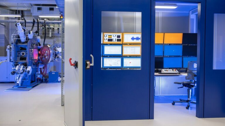 Die Versuchshalle des DLR-Instituts für Test und Simulation für Gasturbinen bietet unterschiedlichen Prüfständen Platz, die sich komplementär ergänzen und digital miteinander vernetzt sind. Dazu gehören unter anderem vier weltweit einzigartige "MTC-Prüfstände", die die Prüfung von Werkstoffen unter triebwerksähnlichen Bedingungen ermöglichen werden – bei gleichzeitig extreme mechanische, thermische und chemische Belastungen. Dadurch lässt sich die Lebensdauer von Triebwerkskomponenten noch präziser und verlässlicher bestimmen. Credit: DLR (CC BY-NC-ND 3.0)