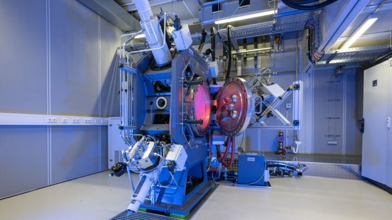 Der MTC-Biax-Prüfstand ermöglicht biaxal, auf zwei Achsen, Ermüdungsprüfungen mit Kräften bis 100 Kilonewton pro Achse und Frequenzen bis 50 Hertz. Durch einen Umbau von mechanischen Vorrichtungen ermöglicht dieser Prüfstand darüber hinaus den Einsatz für Reibermüdung (Fretting Fatigue Testing), ein Schadensverhalten von besonderer Relevanz im Triebwerk. Credit: DLR (CC BY-NC-ND 3.0)