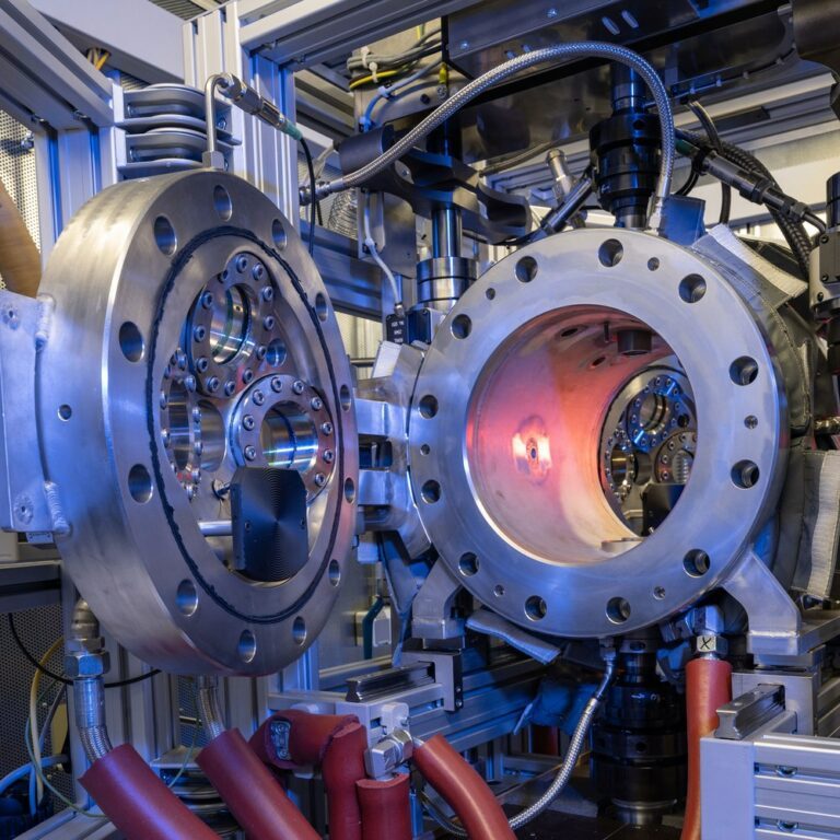 Für Lebensdauertest wird das Testobjekt in dem Druckkessel verschlossen und gleichzeitig mechanischen, thermischen und chemischen Belastungen ausgesetzt. Über die verschiedenen Einlässe werden die Schadgase eingeführt und können für die Versuche nach Bedarf gesteuert werden. Credit: DLR (CC BY-NC-ND 3.0)